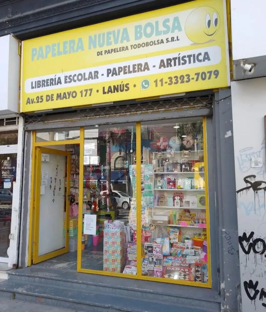 Local comercial en la avenida 25 de mayo, a metros de la estación Lanús. 4