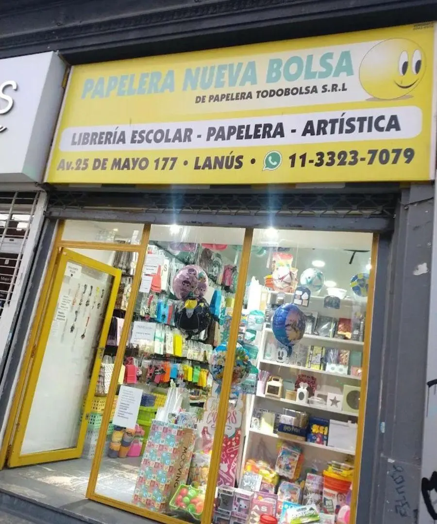Local comercial en la avenida 25 de mayo, a metros de la estación Lanús. 3