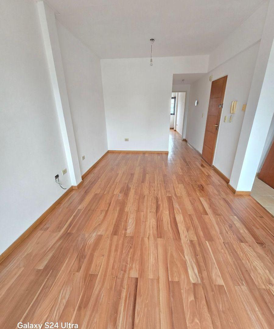 Foto de Venta de Departamento en 43 6 y 7. Al frente con balcon y cochera, imagen 4