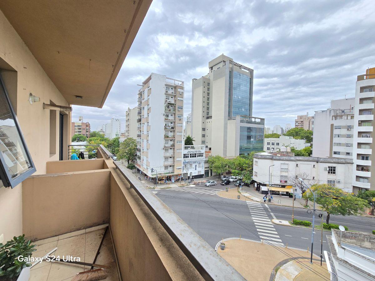 Venta de Departamento en 43 6 y 7. Al frente con balcon y cochera