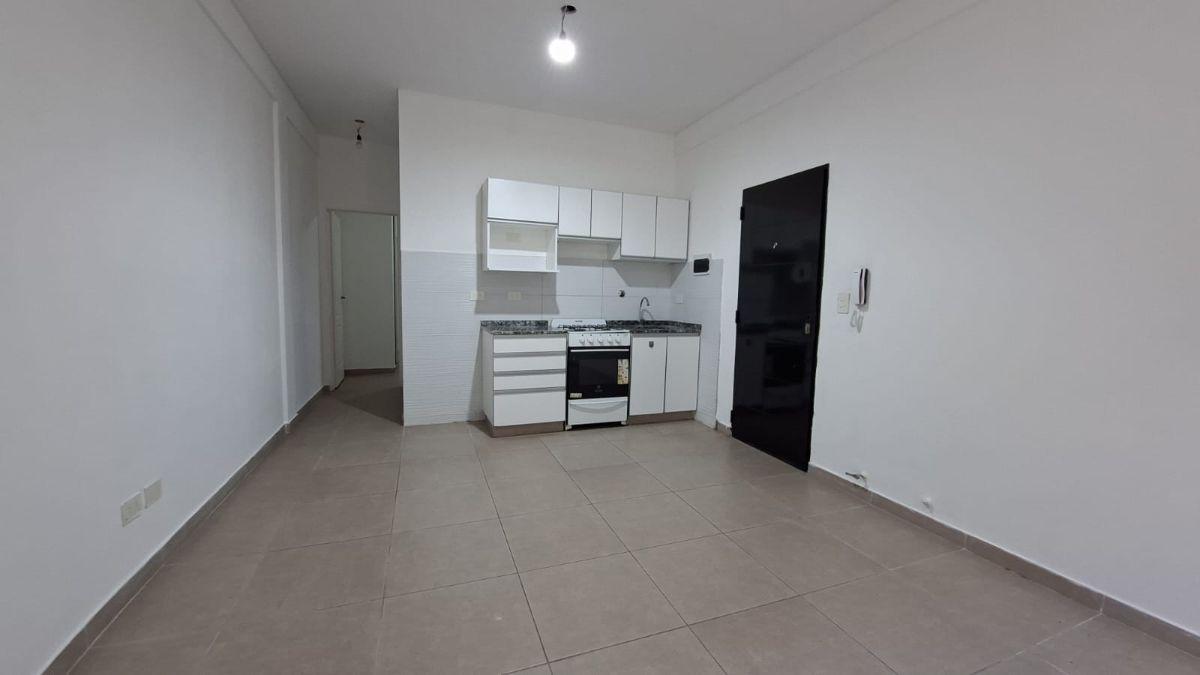 Foto de Dpto 2 ambientes con patio al frente. Villa Madero, imagen 1