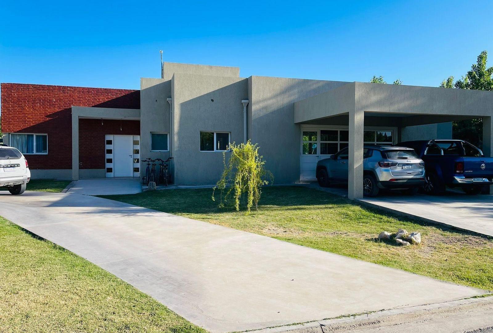 Casa 3 Dormitorios Con Quincho Doble Cochera Parque Y Piscina B° Los Olivos Centenario