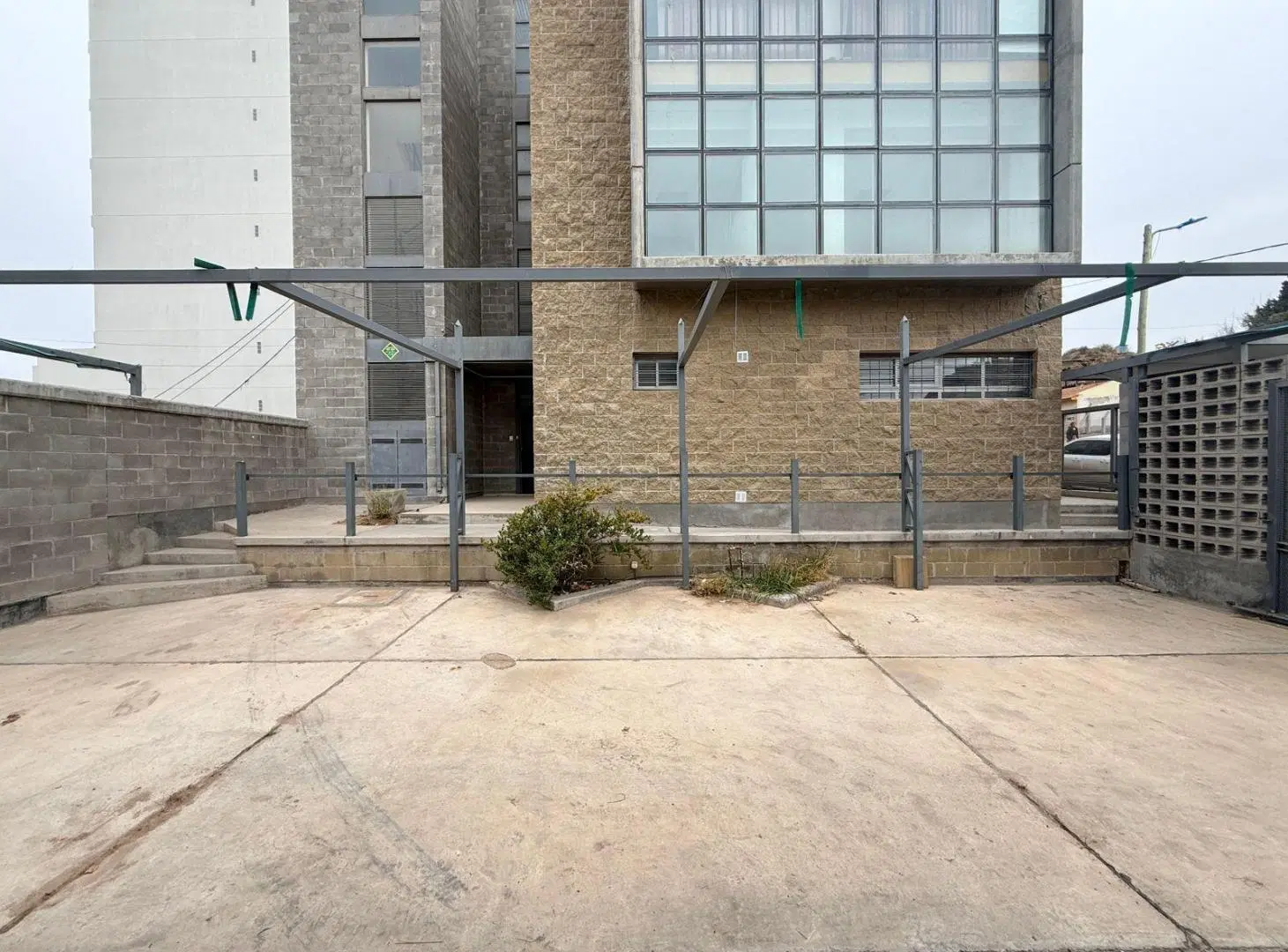 Vendo o Alquilo Oficinas de 700 m2 en Terreno de 1027 m2 apto Edificio en altura B° Gama Neuquén 3