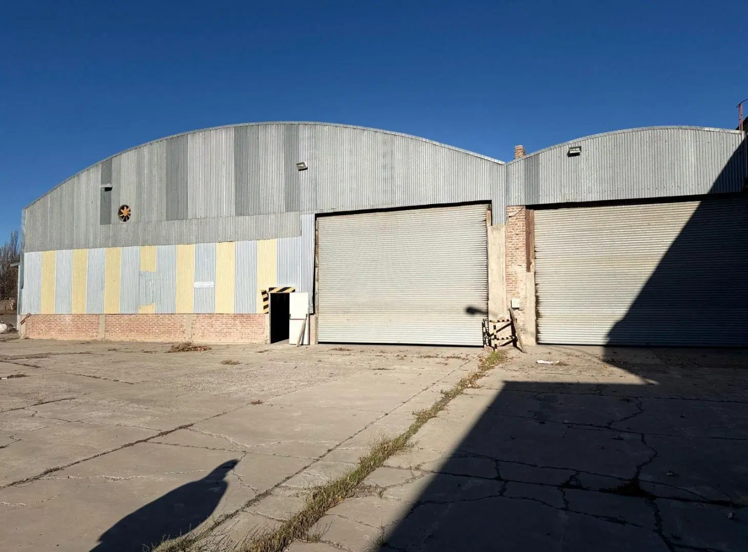 Alquiler Nave Industrial 4000 m2 con oficinas 160 m2 y predio libre de 7000 m2 sobre Ruta 7 Centenar 8