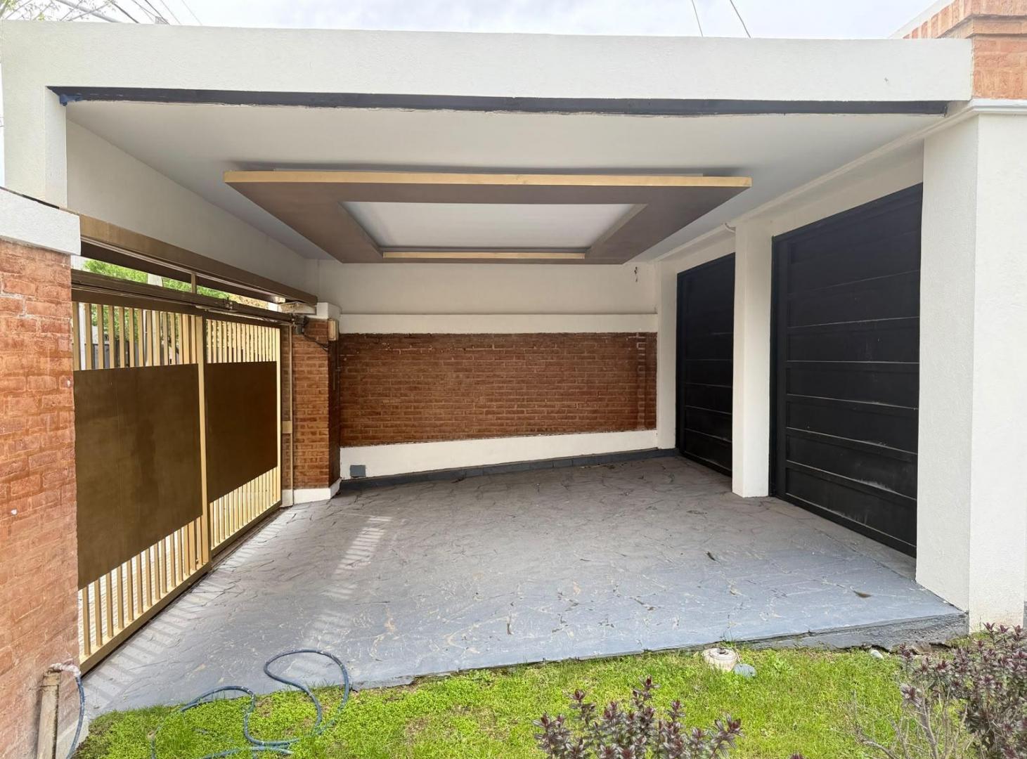Foto de Vendo Casa 5 dormitorios oficina quincho parque y piscina B° Jardines, imagen 5