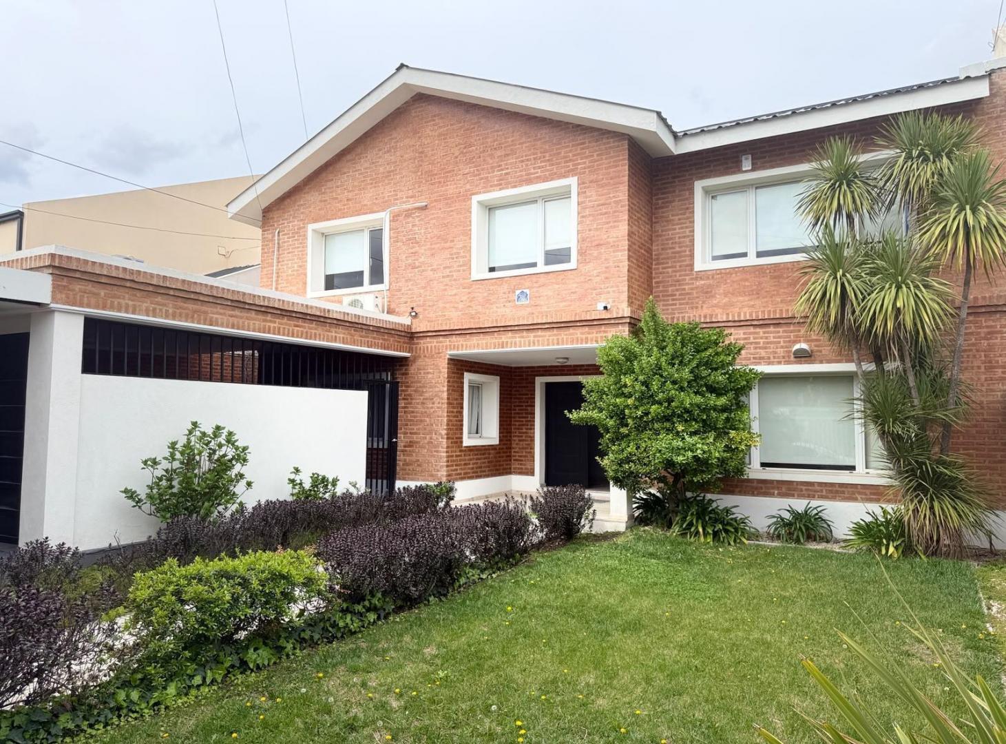Foto de Vendo Casa 5 dormitorios oficina quincho parque y piscina B° Jardines, imagen 1