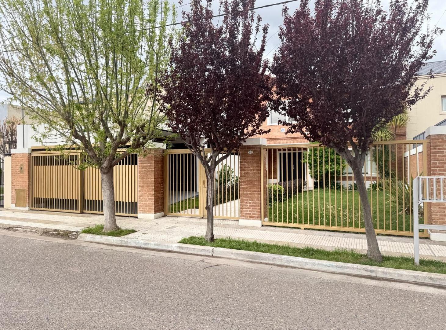 Foto de Vendo Casa 5 dormitorios oficina quincho parque y piscina B° Jardines, imagen 2