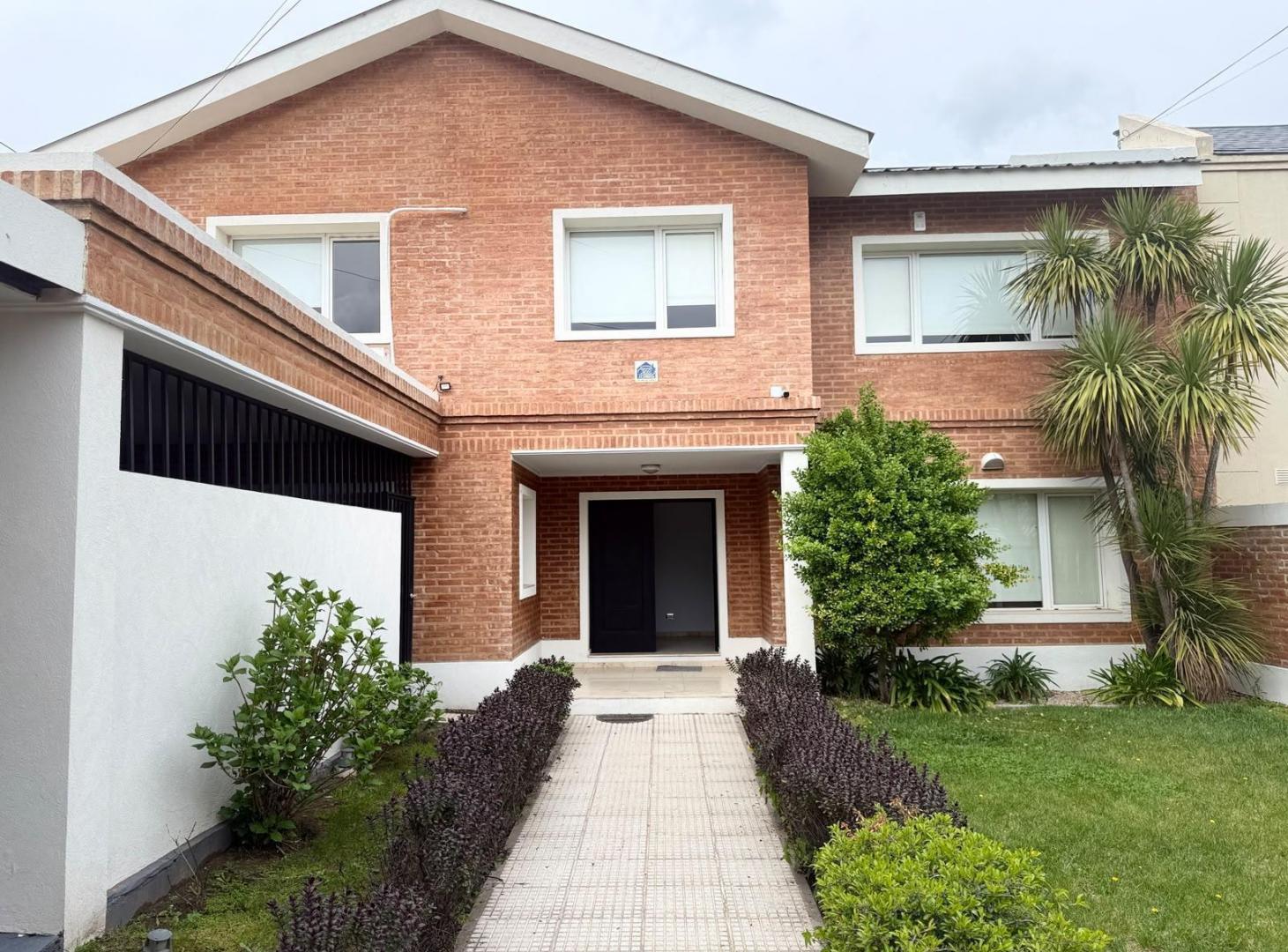 Foto de Vendo Casa 5 dormitorios oficina quincho parque y piscina B° Jardines, imagen 4