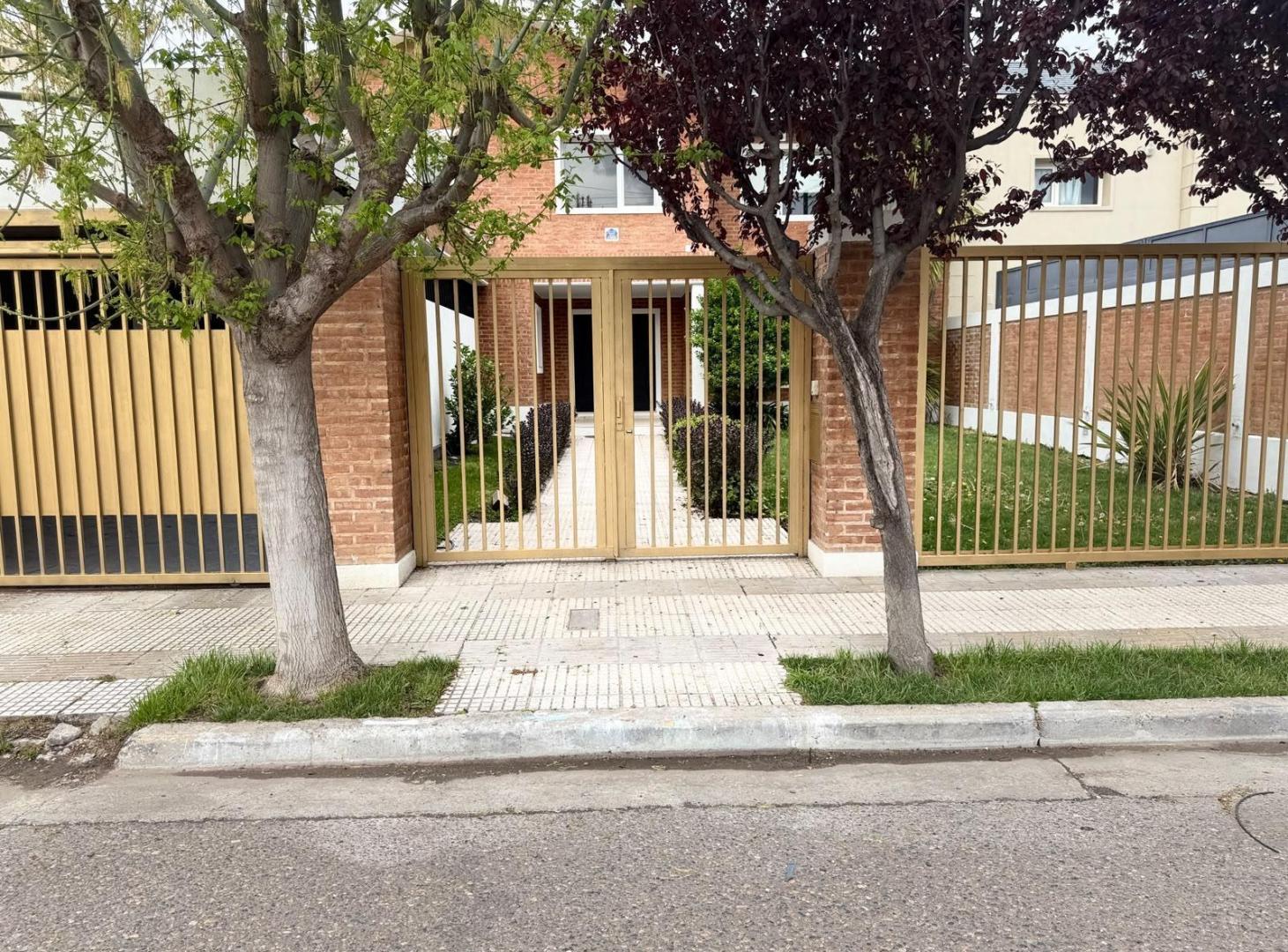 Foto de Vendo Casa 5 dormitorios oficina quincho parque y piscina B° Jardines, imagen 3