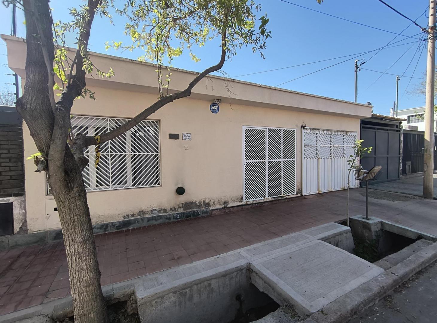 Casa en Venta Barrio Trapiche/ 4 dormitorios/ 3 baños/ cochera
