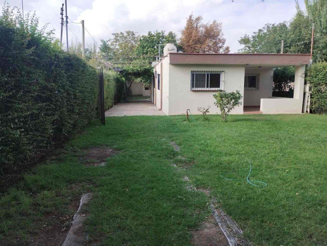 Venta casa con parque, pileta y quincho  en Las Compuertas