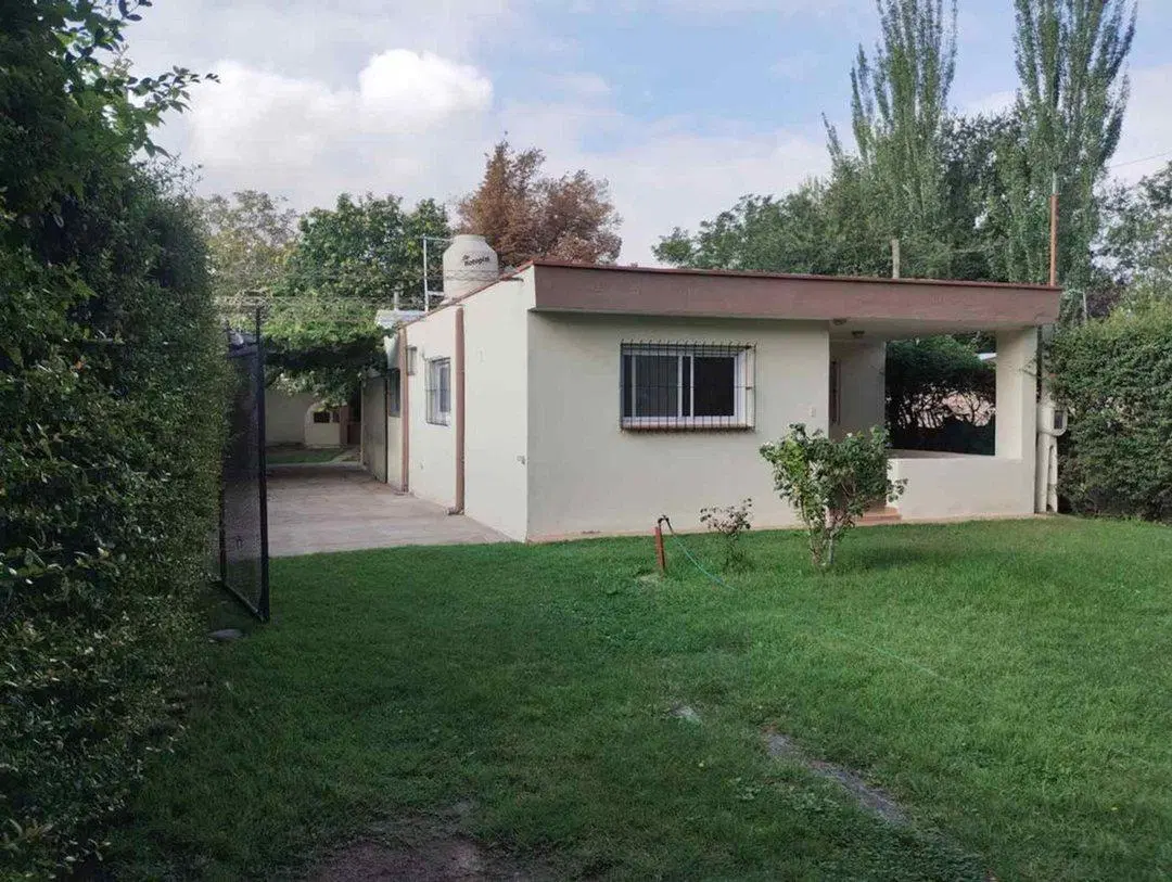 Venta casa con parque, pileta y quincho en Las Compuertas 4
