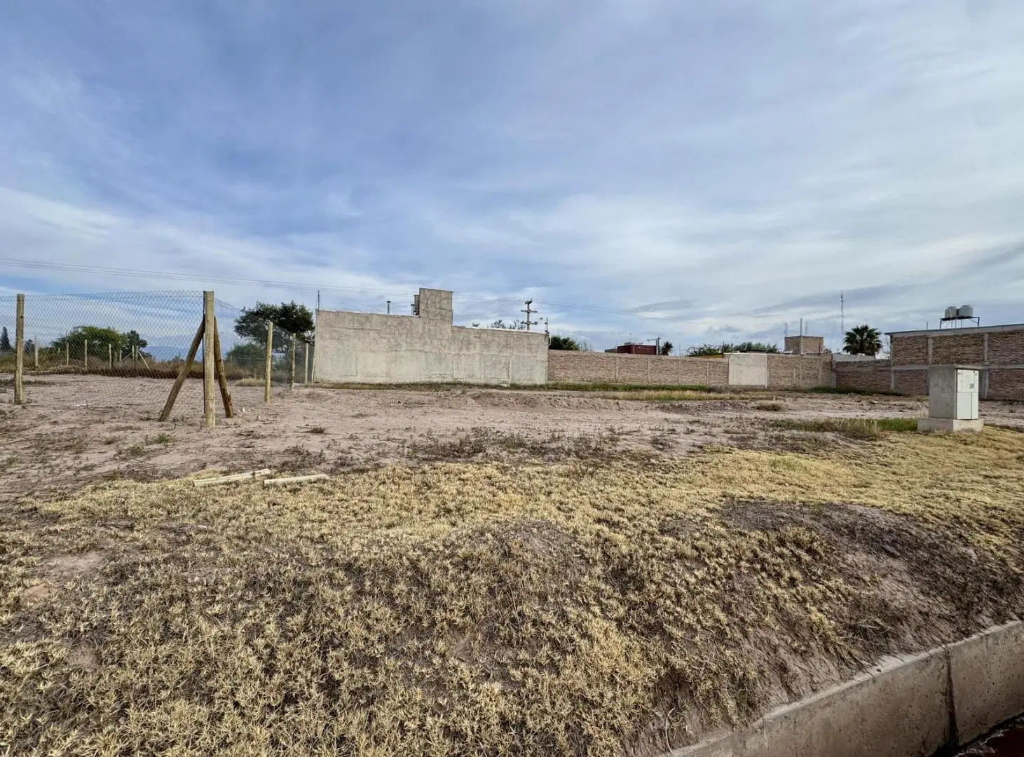 Terreno de 300 m2 Barrio Cerrado Aguapiedras Lujan de Cuyo. 2