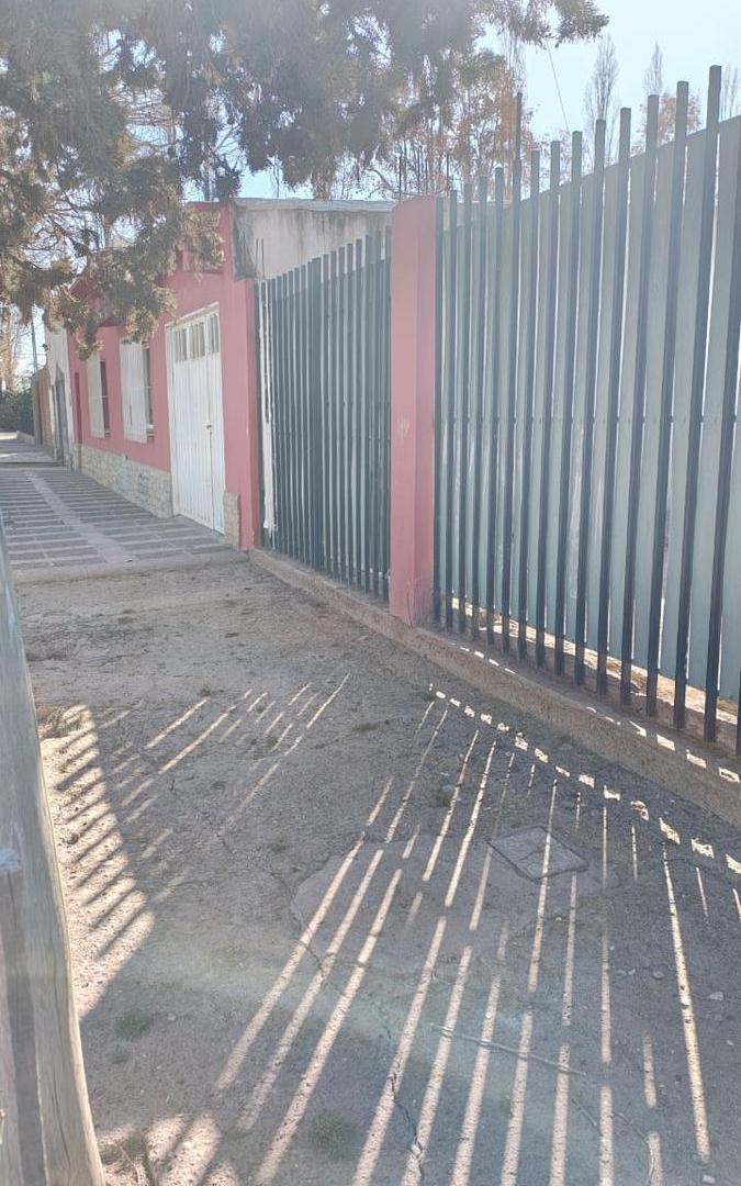 Foto de Casa en Venta - 2 dormitorios, gran Jardín con frutales - Predriel, imagen 2