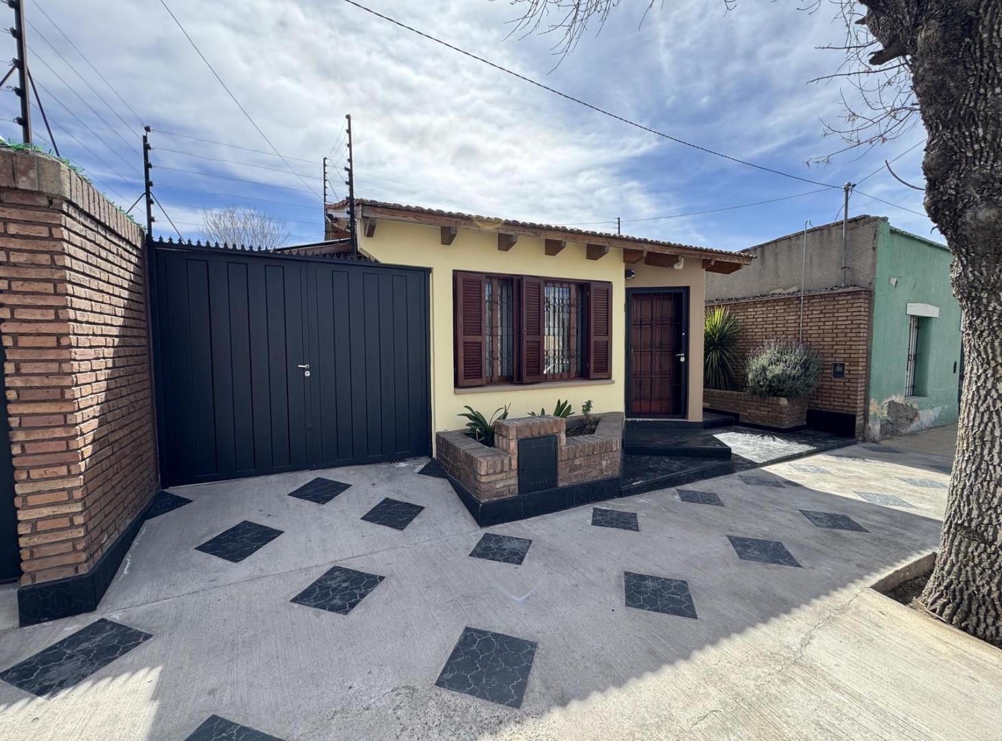 Foto de Casa con tres dormitorios a dos cuadras de plaza departamental en Luján, imagen 1