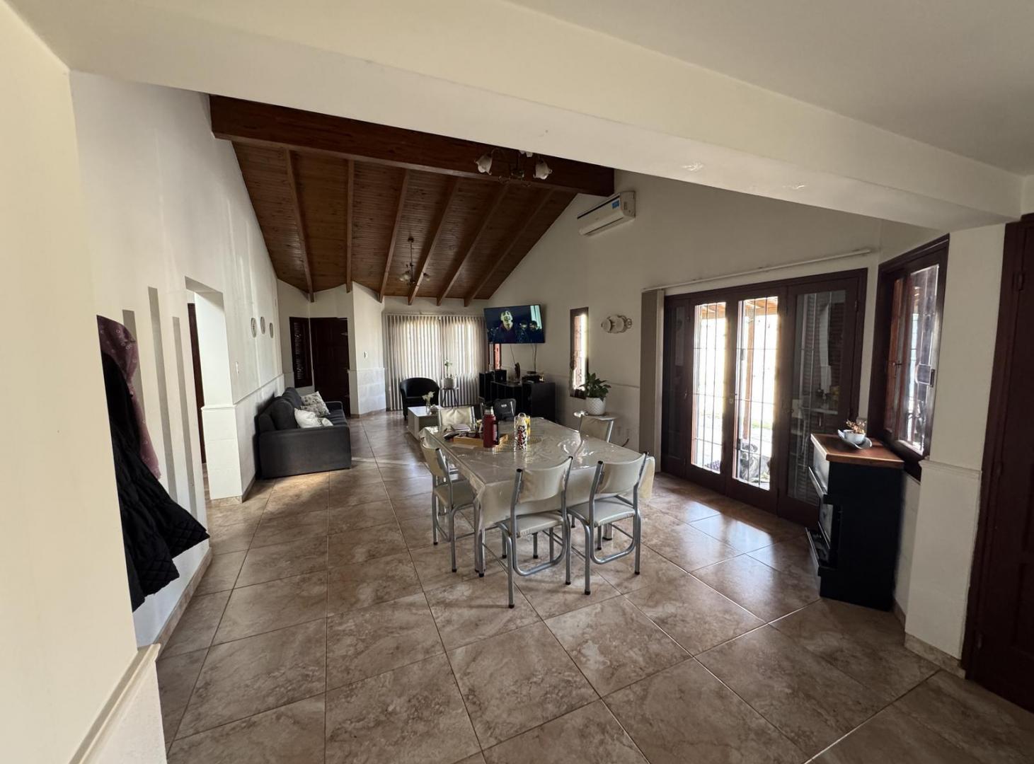 Foto de Casa con tres dormitorios a dos cuadras de plaza departamental en Luján, imagen 4