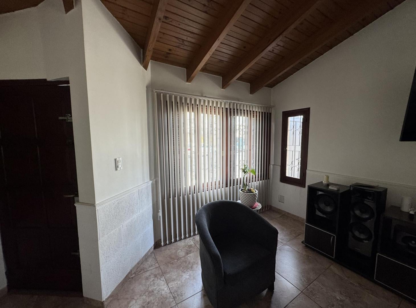 Foto de Casa con tres dormitorios a dos cuadras de plaza departamental en Luján, imagen 2