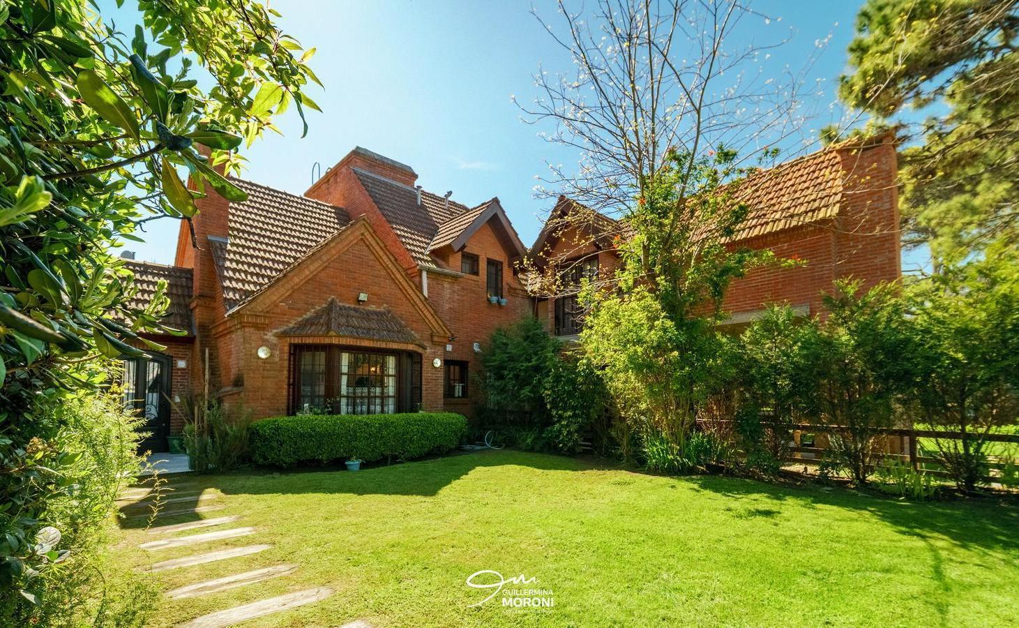 Casa en PH de 5 ambientes con jardín y balcón, Aromo al 100, Cariló