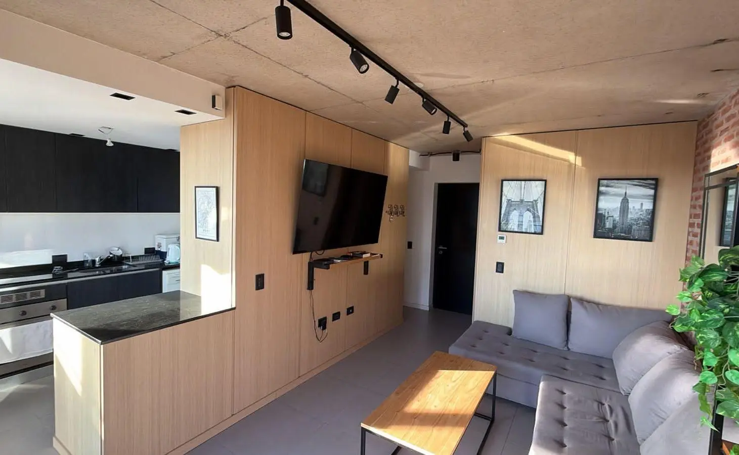 Venta semipiso 3 ambientes, contrafrente abierto con balcon saliente 2