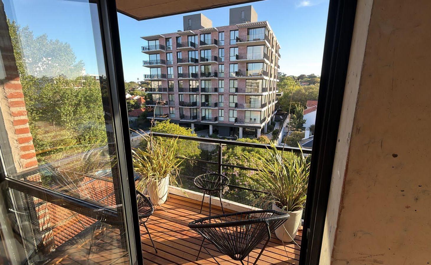 Venta semipiso 3 ambientes, contrafrente abierto con balcon saliente