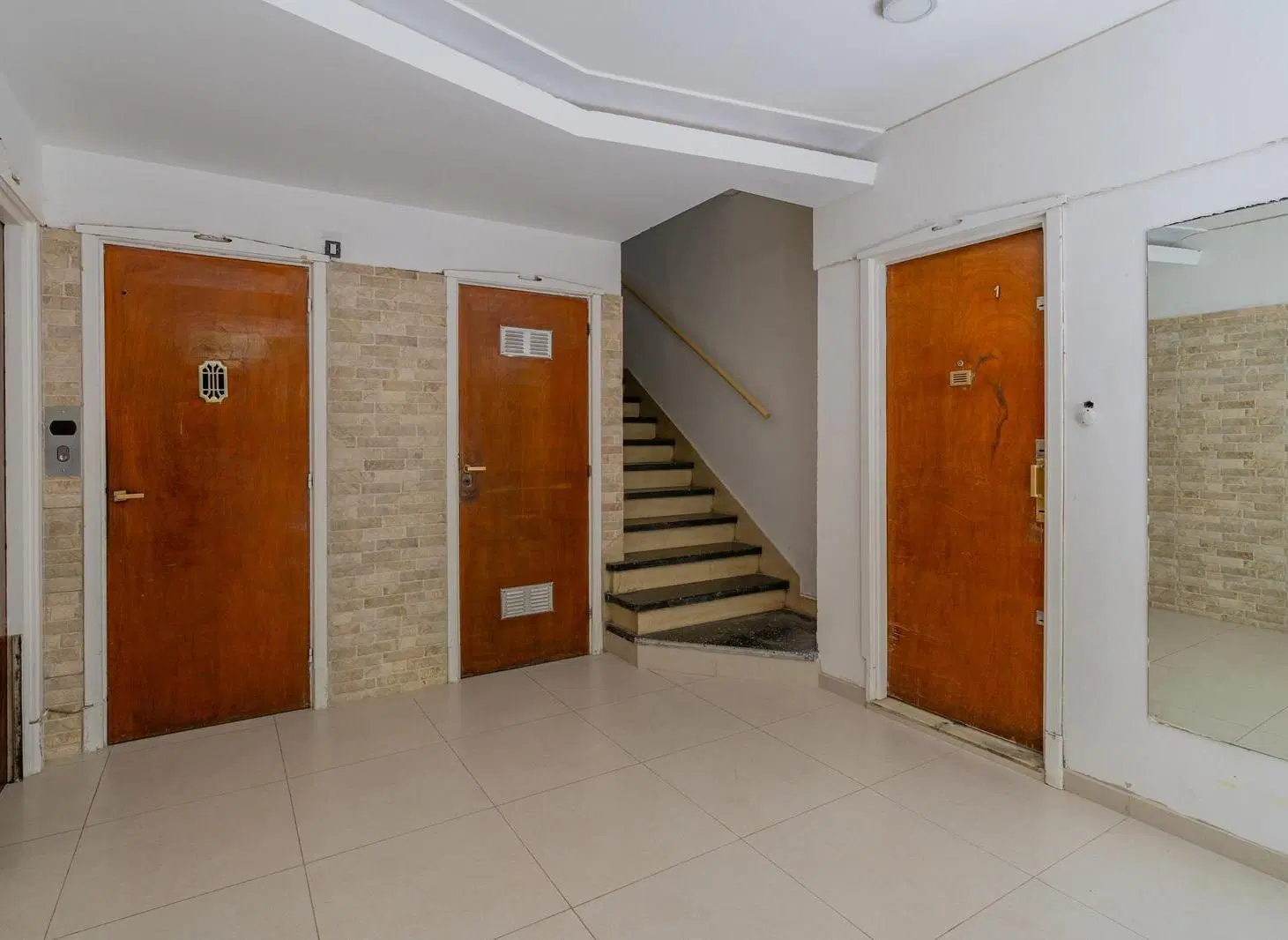 Departamento de tres ambientes a la calle con balcón, Falucho 1700, Paseo Aldrey 3