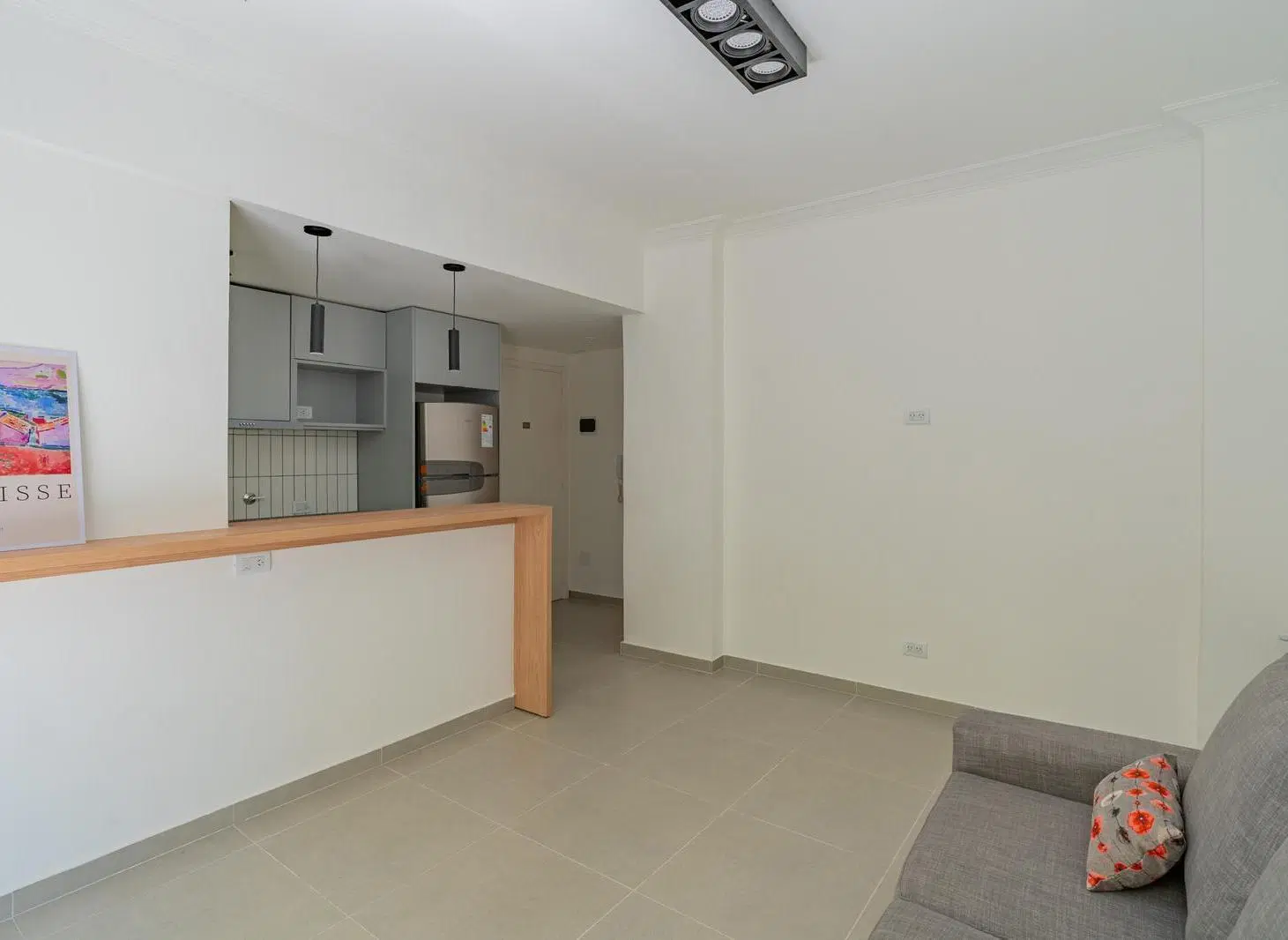 Departamento de tres ambientes a la calle con balcón, Falucho 1700, Paseo Aldrey 8