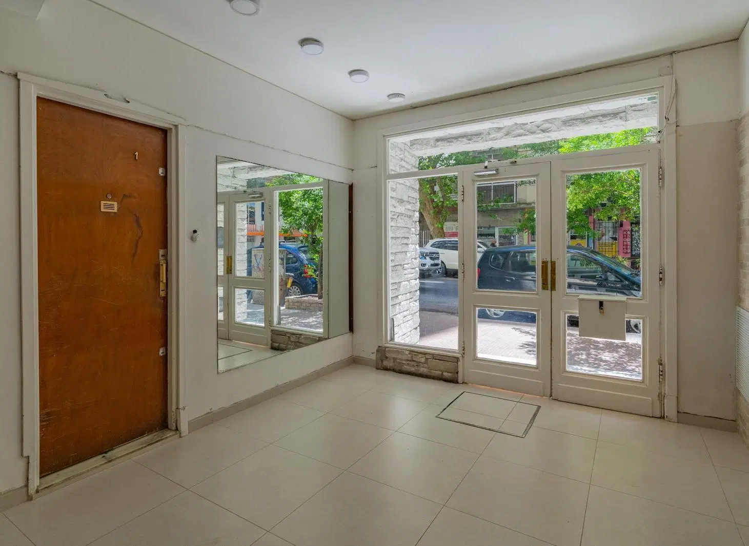 Departamento de tres ambientes a la calle con balcón, Falucho 1700, Paseo Aldrey 1
