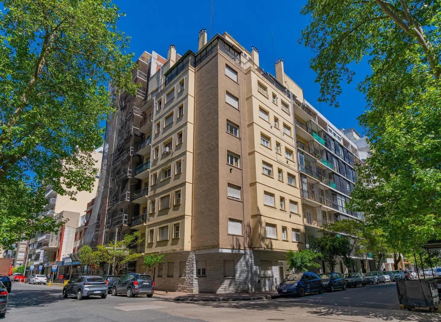 Departamento de tres ambientes a la calle con balcón, Falucho 1700, Paseo Aldrey 4