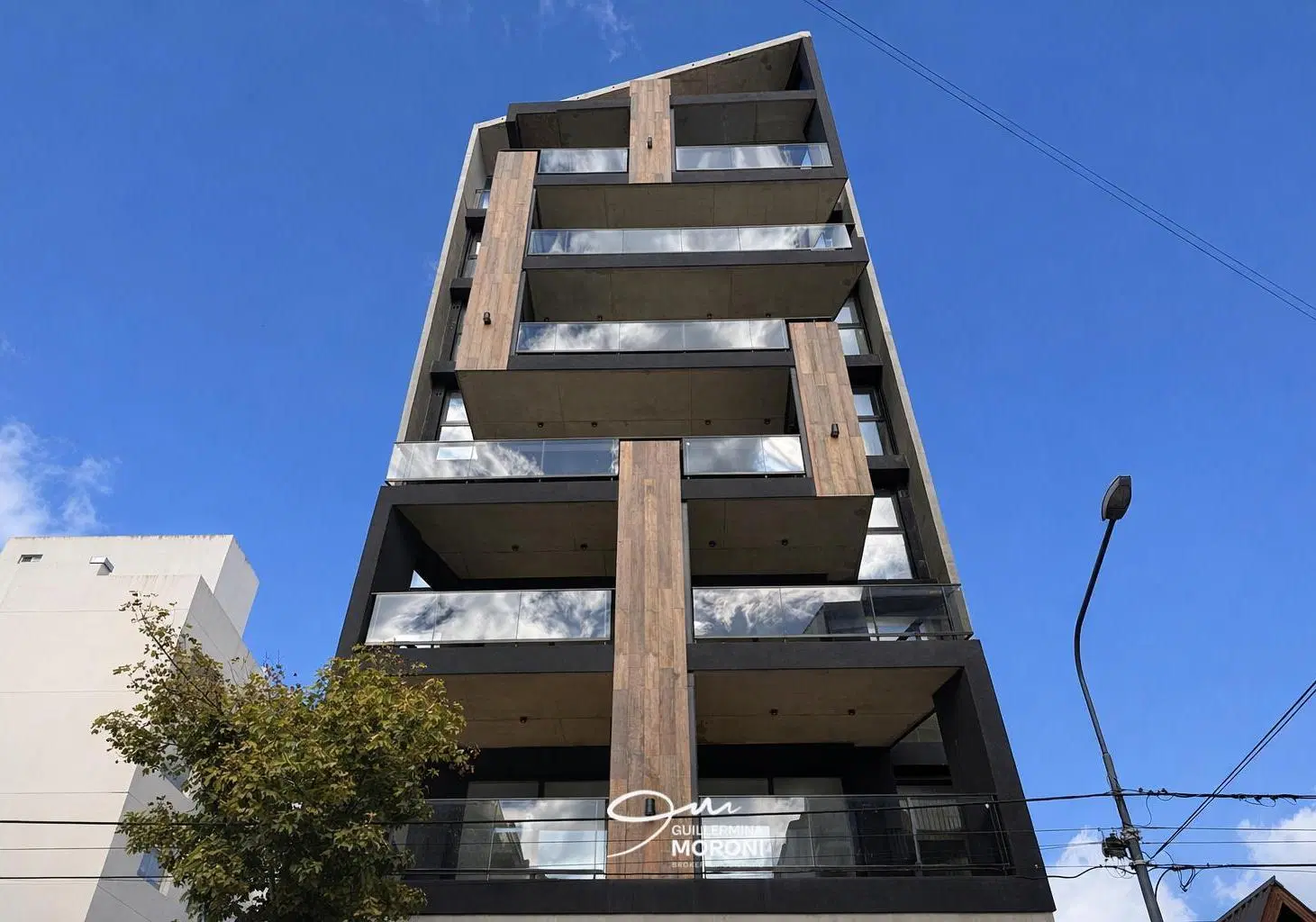 Semipiso dos ambientes a la calle con balcón terraza, cochera y baulera 2