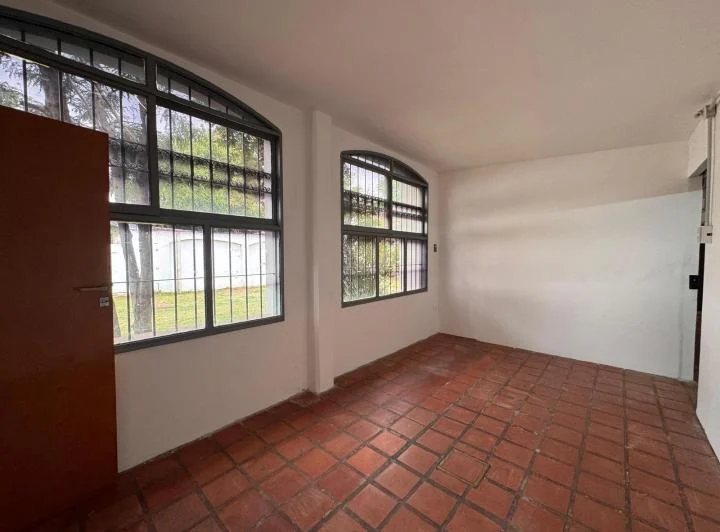 CASONA 5 DORMITORIOS EN ZONA DE HOSPITAL PIVADO, PATIO, COCHERA 5