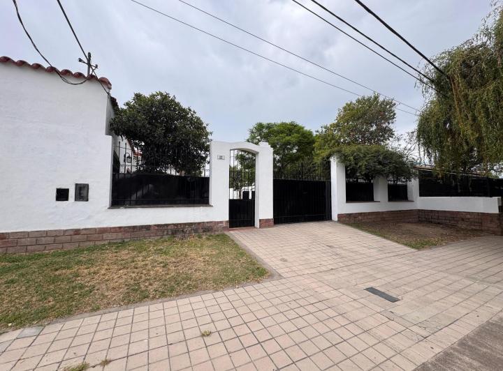 CASONA 5 DORMITORIOS EN ZONA DE HOSPITAL PIVADO, PATIO, COCHERA 1