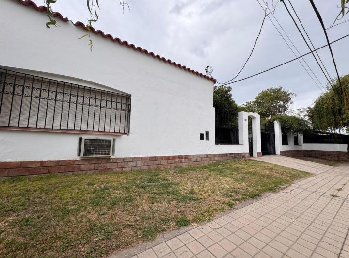 CASONA 5 DORMITORIOS EN ZONA DE HOSPITAL PIVADO, PATIO, COCHERA 3