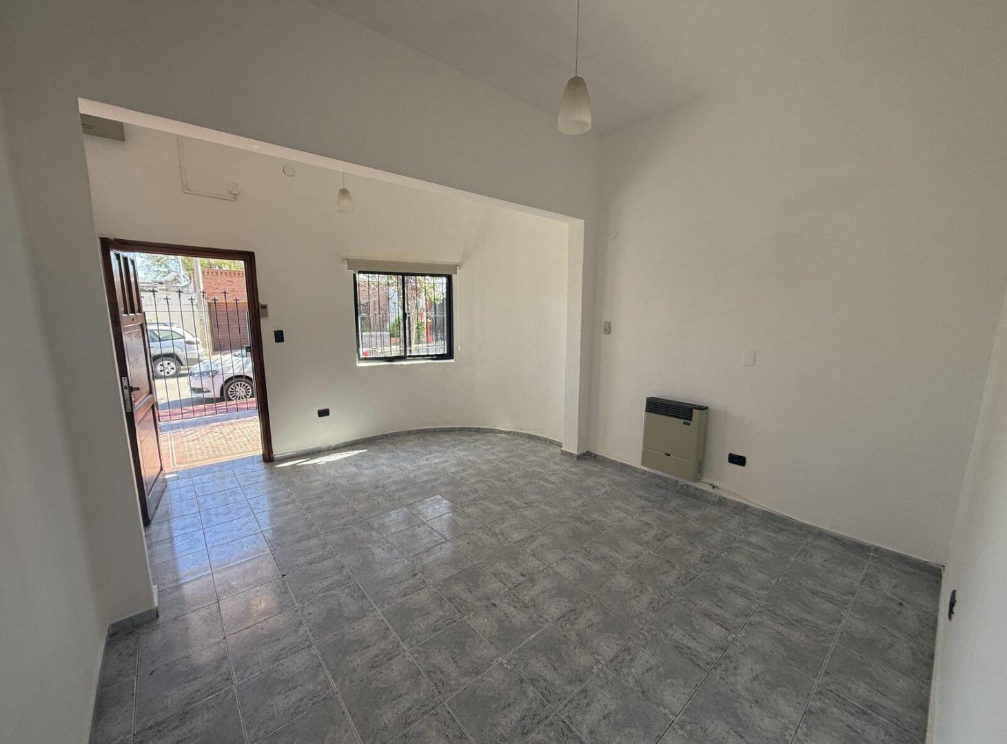 Foto de Casa 2 dorm, patio con asador en B° San Martín- escritura apta crédito, imagen 2