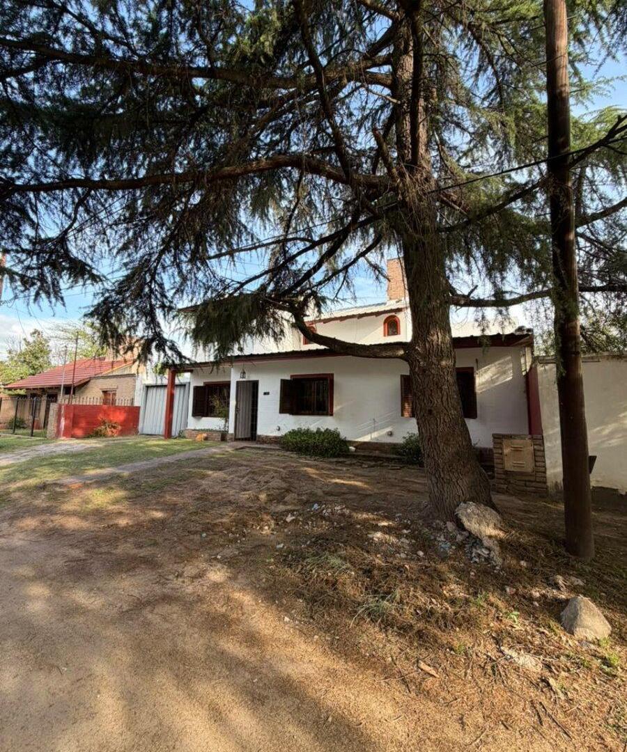 Foto de VENTA CASA 5 DORMITORIOS ZONA VILLA WALCARDE, imagen 2