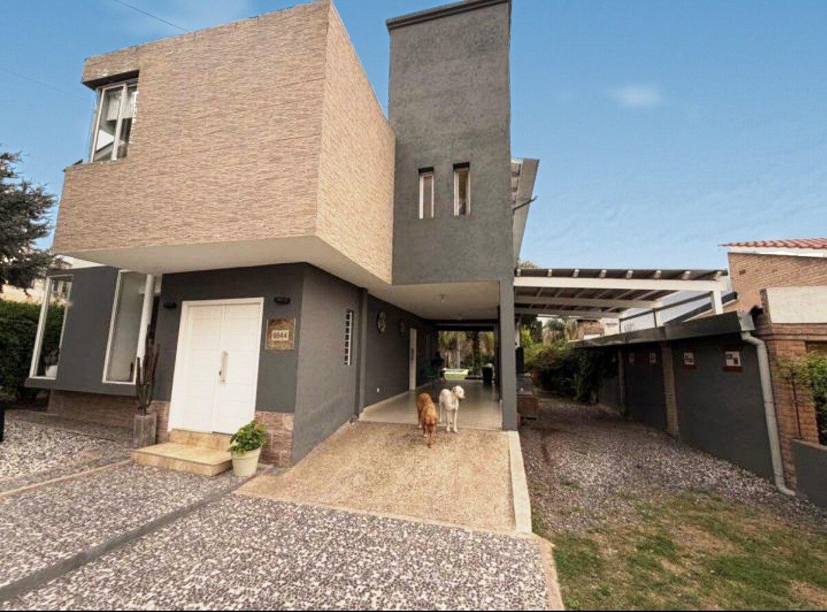 Foto de Casa con gran parque y pileta en Villa Rivera Indarte- 4 dorm, 3 baños, imagen 1