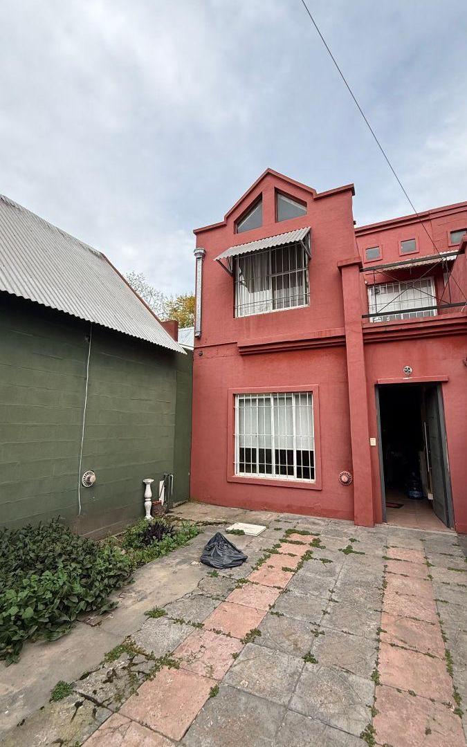 Foto de Casa en venta en Los Polvorines -Amplios ambientes, jardín y galería, imagen 1