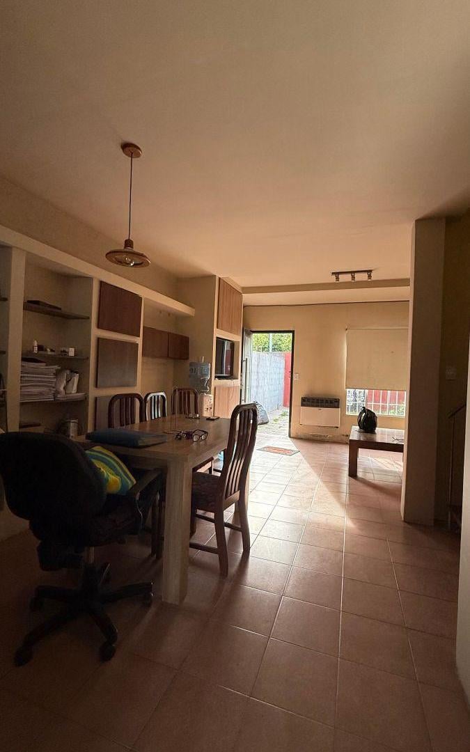 Foto de Casa en venta en Los Polvorines -Amplios ambientes, jardín y galería, imagen 2