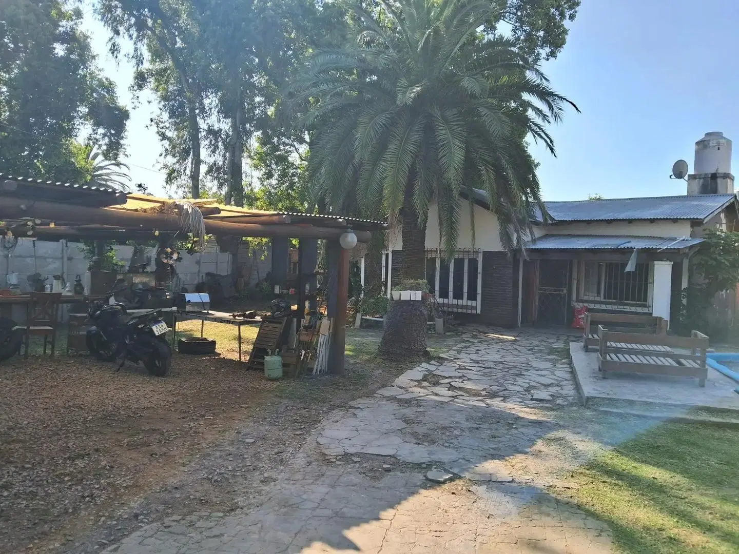 Casa con pileta + terreno con 3 departamentos 3