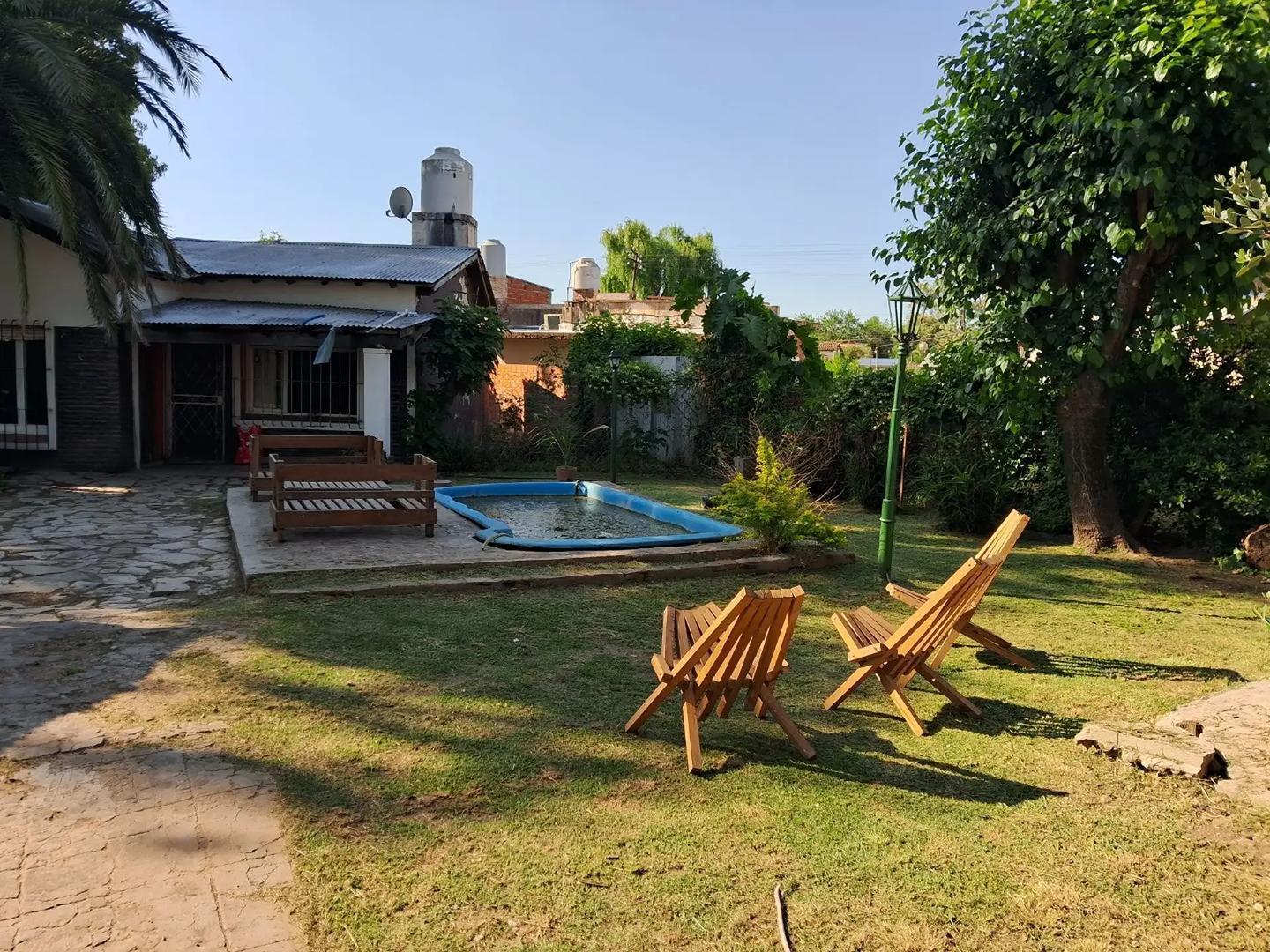 Casa con pileta + terreno con 3 departamentos