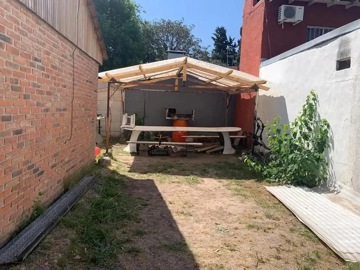 Cuenta con una vivienda tipo industrial 4