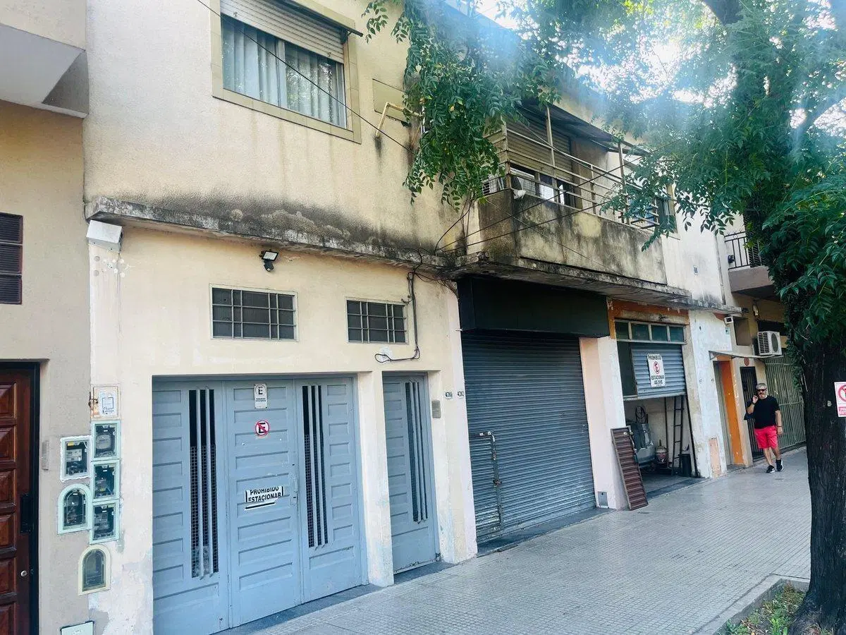 CASA EN VENTA CON LOCALES ,  VILLA LUGANO 5