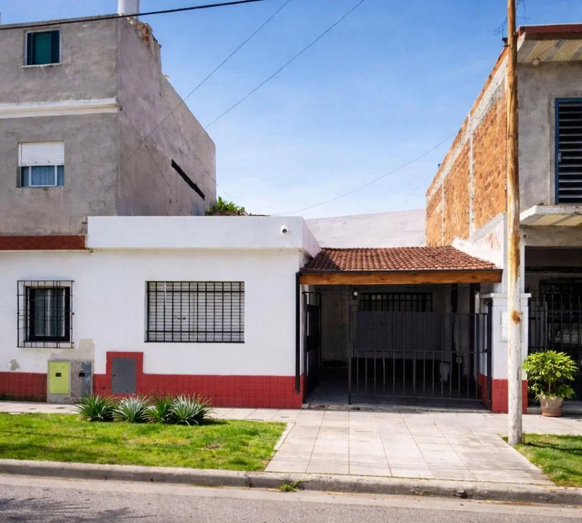 PH 2 amb al frente con patio y cochera – Morón 2