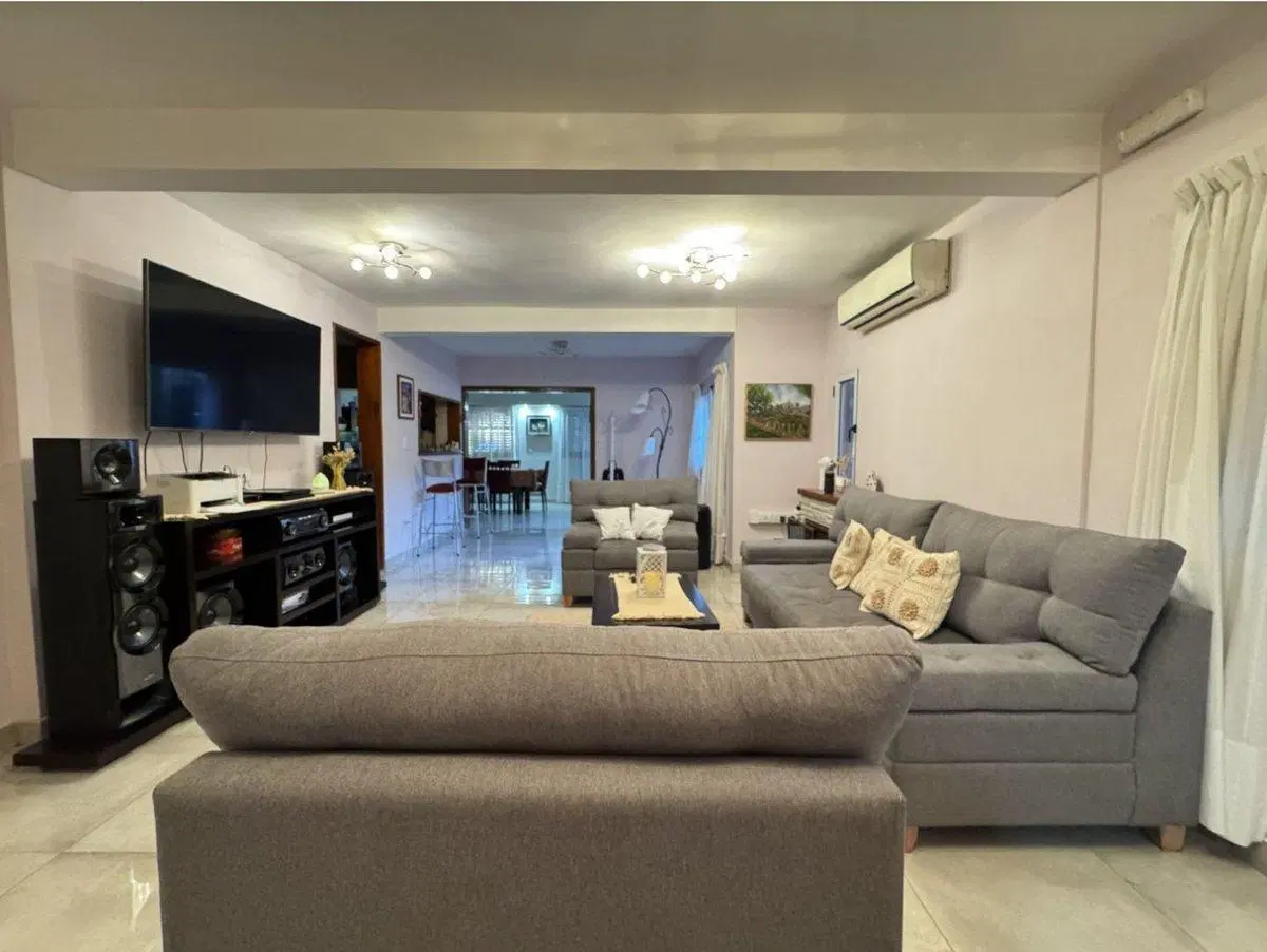 Excelente casa de 5 ambientes 4