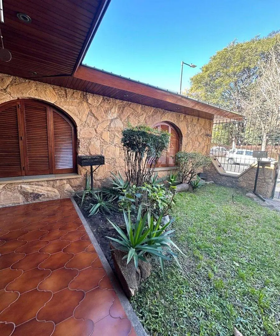 Casa 5 ambientes en zona comercial Villa Lugano 2