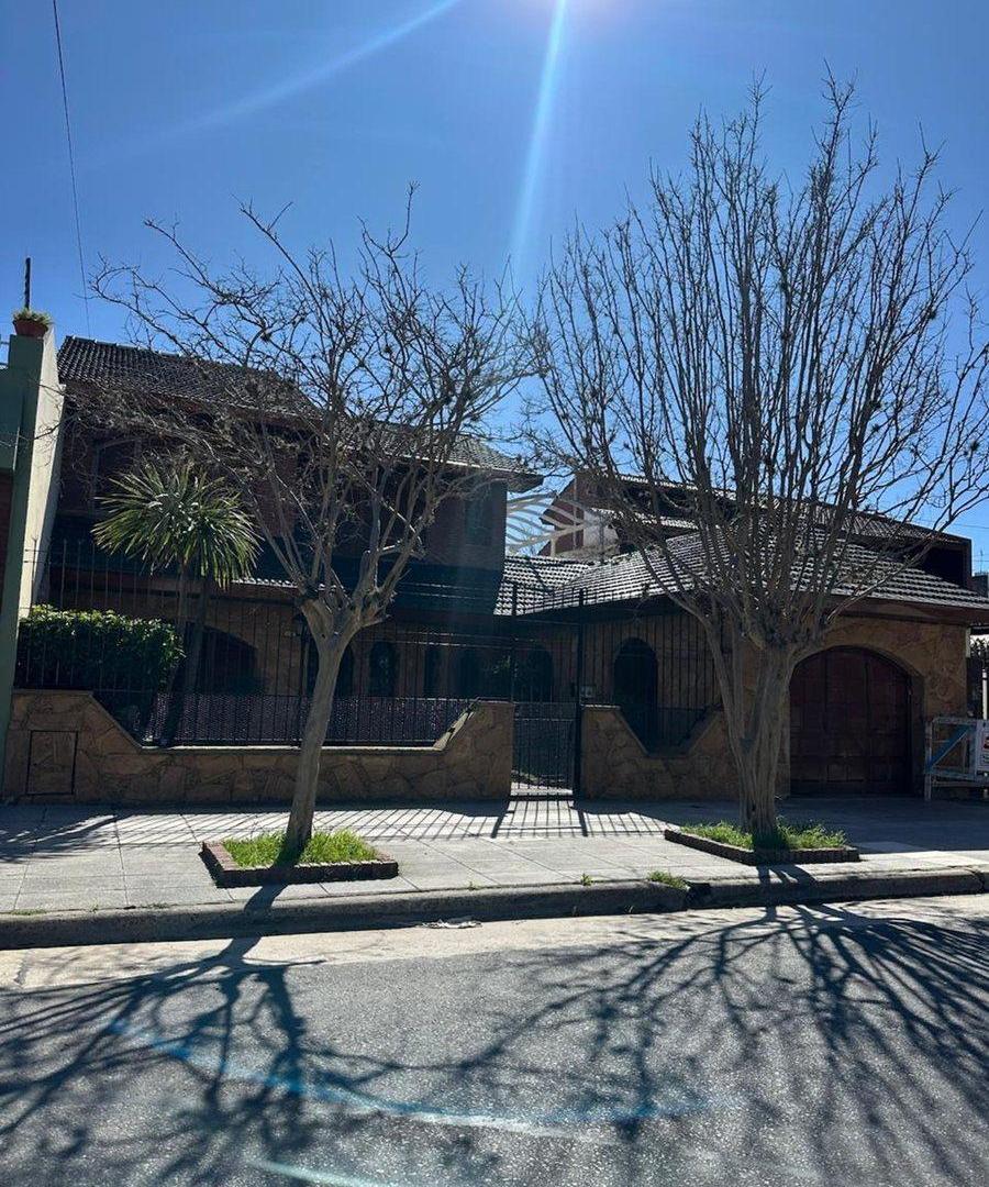 Casa 5 ambientes en zona comercial Villa Lugano