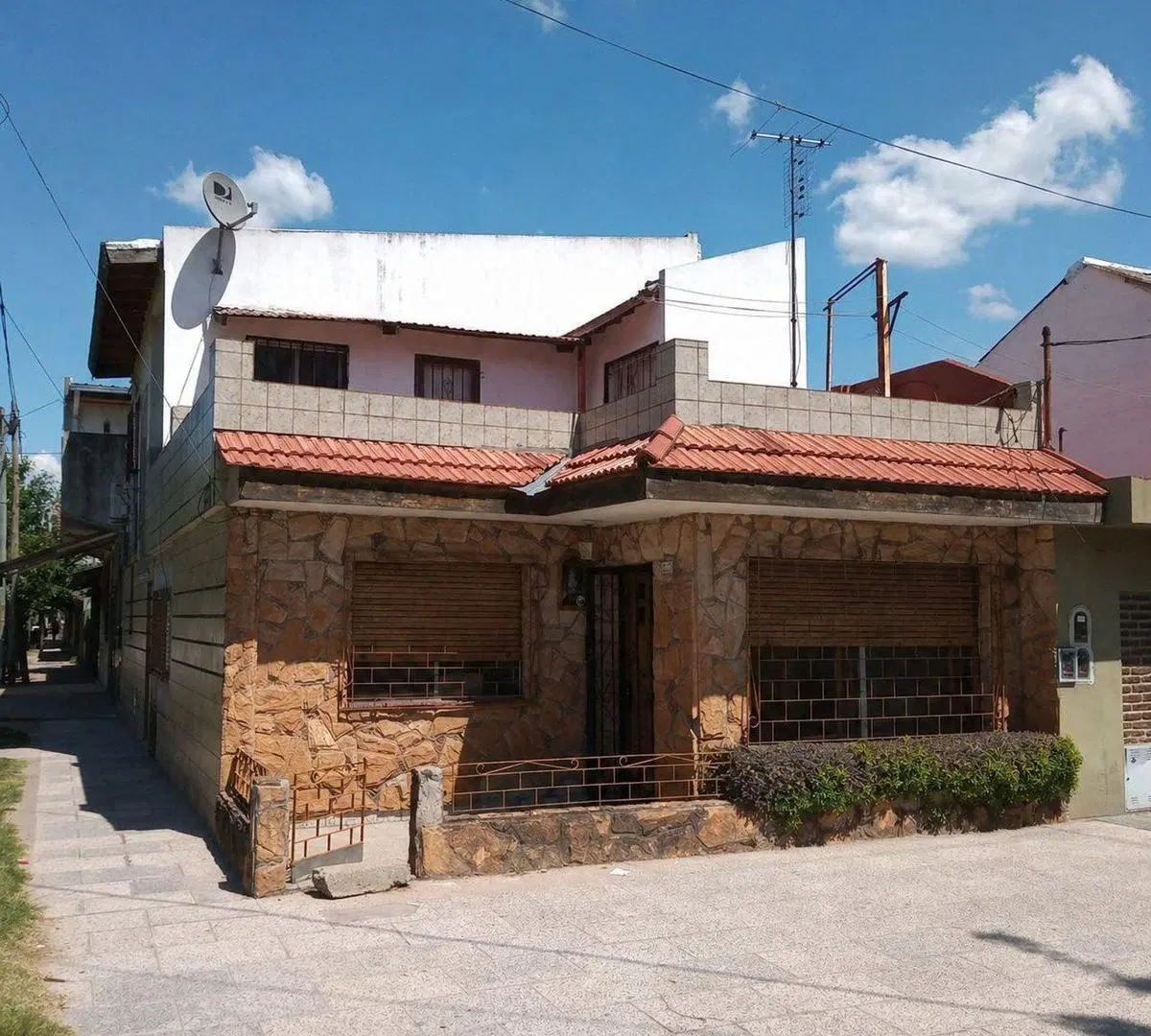 DOS PROPIEDADES EN UN MISMO LOTE BARRIO SARMIENTO 3