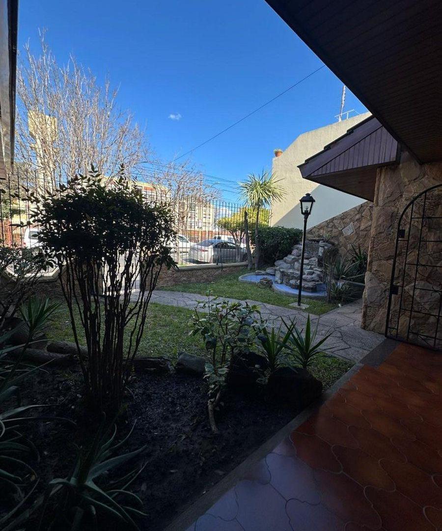 Foto de Casa 5 ambientes en zona comercial Villa Lugano, imagen 2