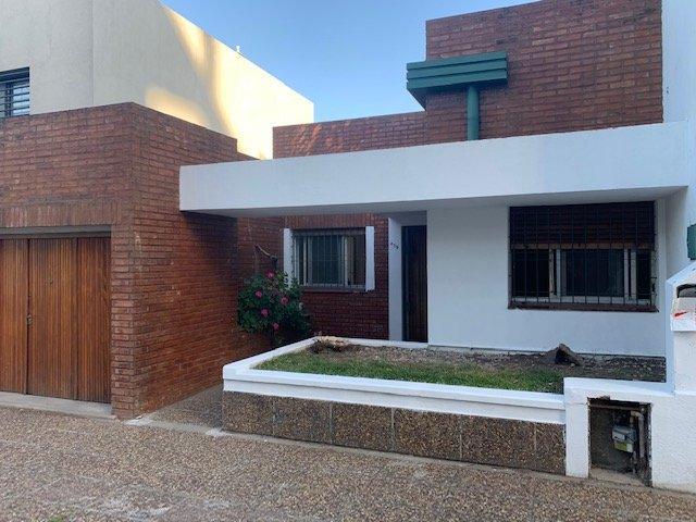 Casa de 3 ambientes con cochera y depto al fondo en venta en Quilmes centro