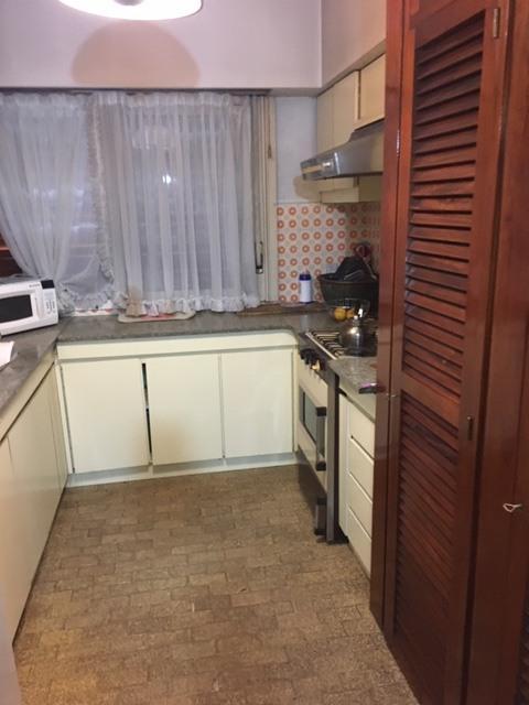 Foto de Casa de 3 ambientes con cochera y depto al fondo en venta en Quilmes, imagen 2