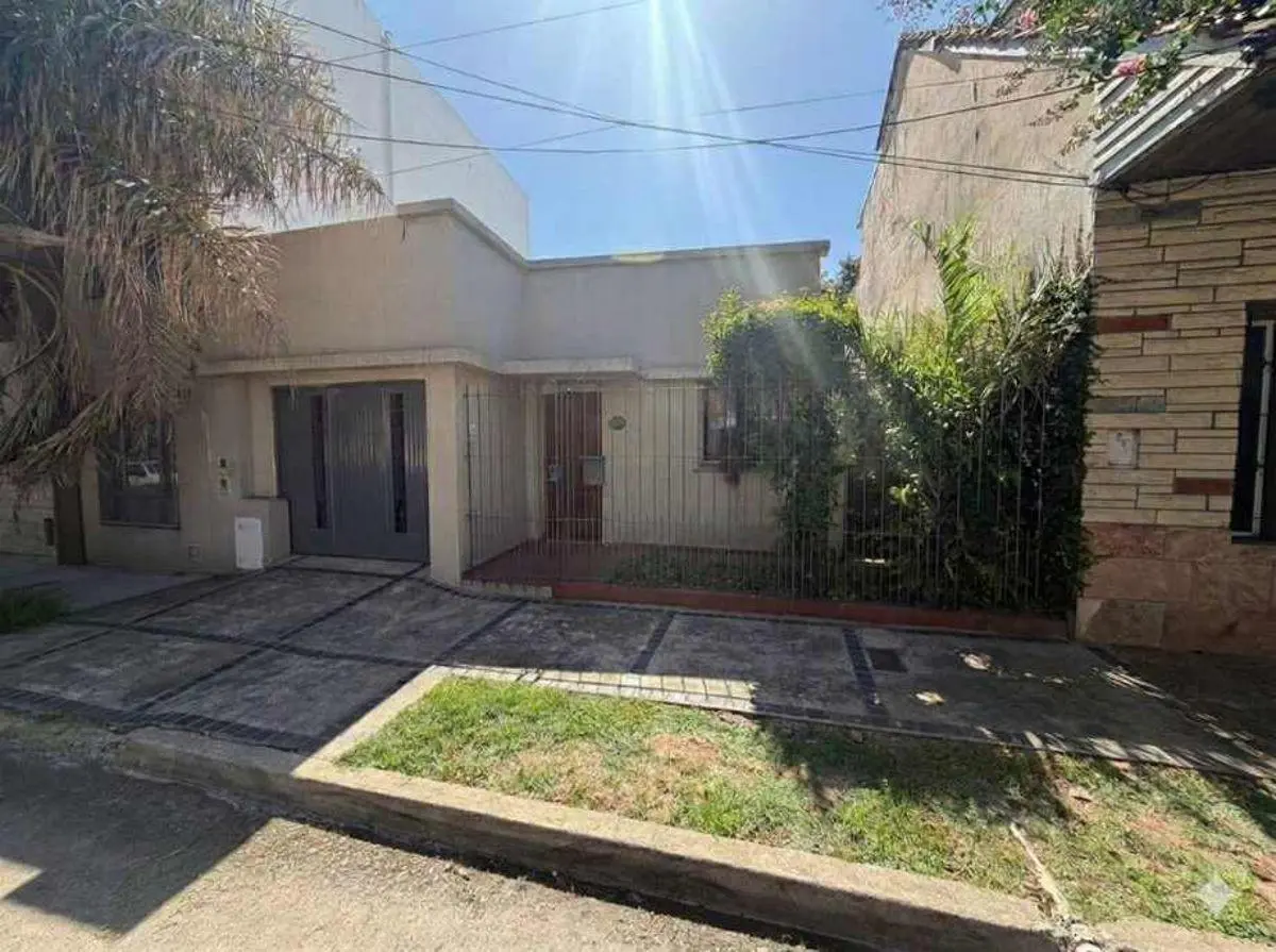 Casa en venta de 3 Ambientes con garage en Bernal Centro 3